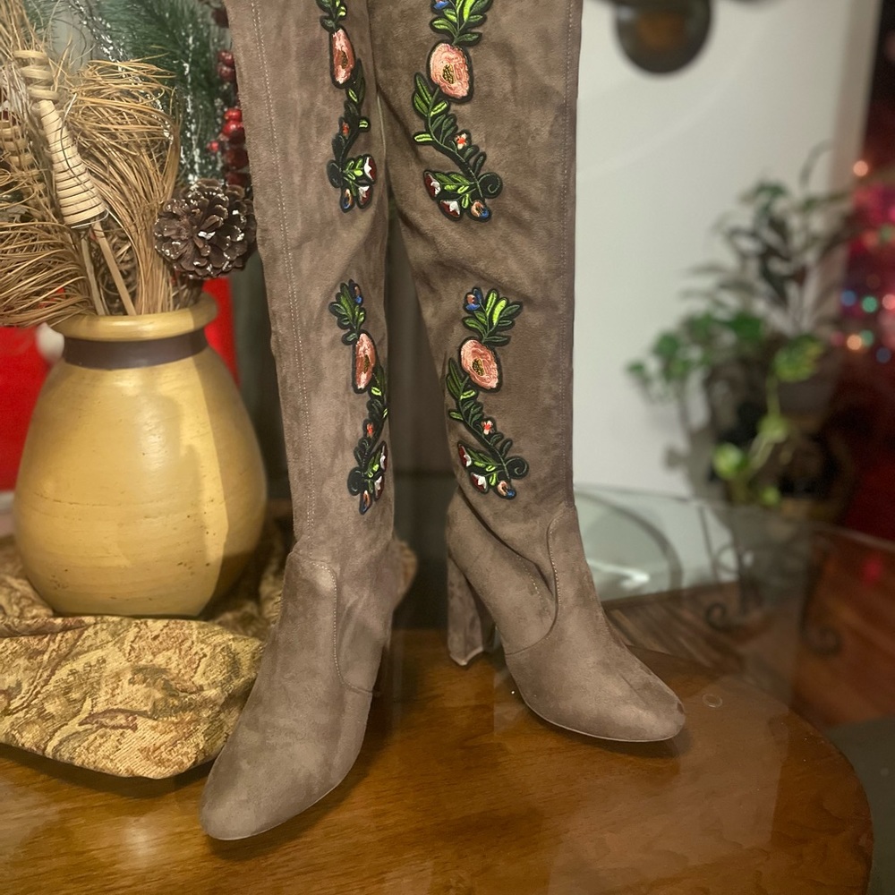 Tall boot, outside embroidery, drawstring